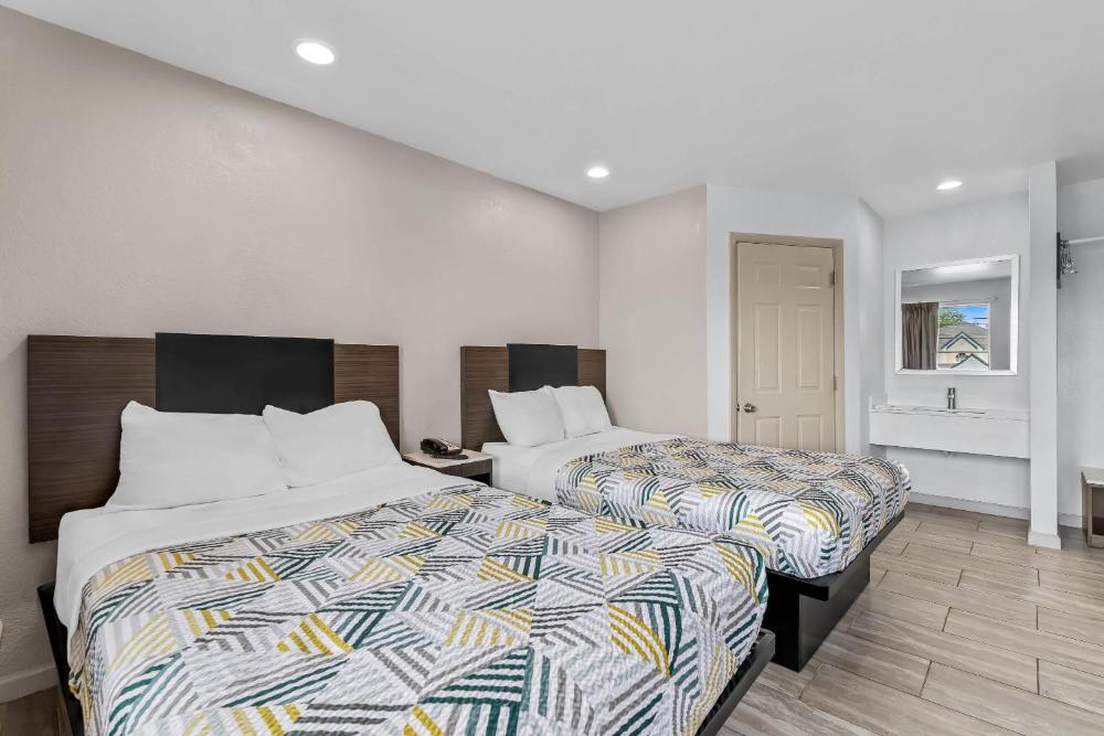 Quadruple Room - Non-Smoking interior