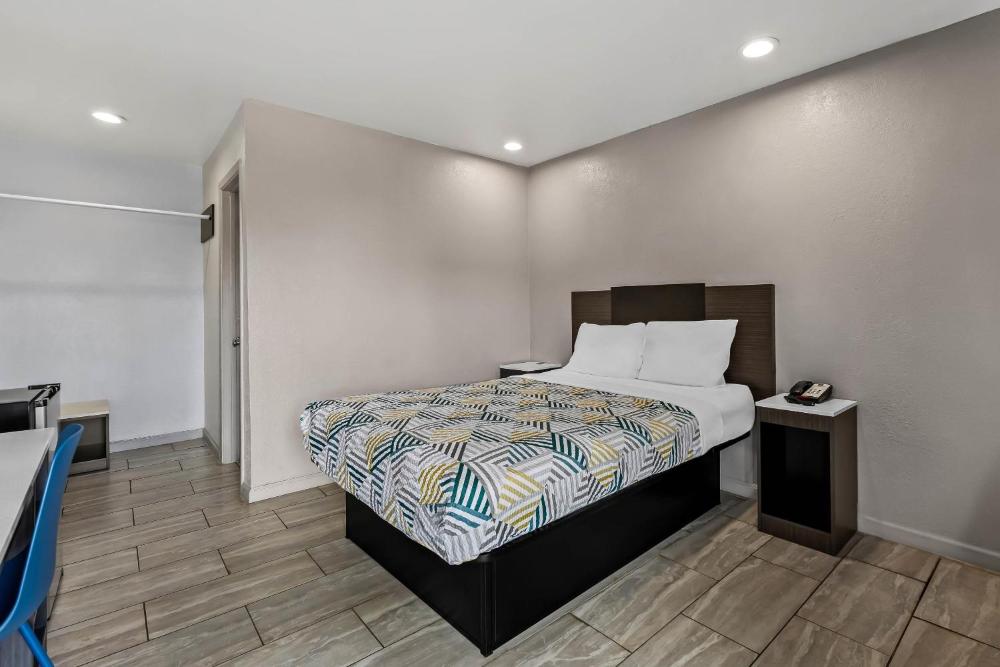 Queen Room - Non-Smoking interior